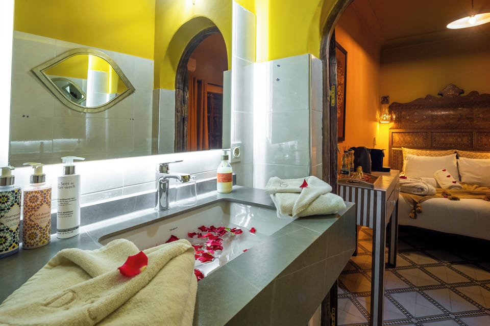Standard Double Room, Ensuite (Chambre ) | Bathroom | Shower, free toiletries, hair dryer, bathrobes