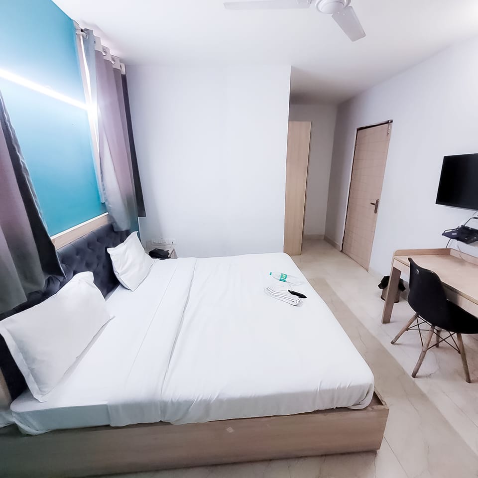 Deluxe Double Room | Bathroom | Slippers