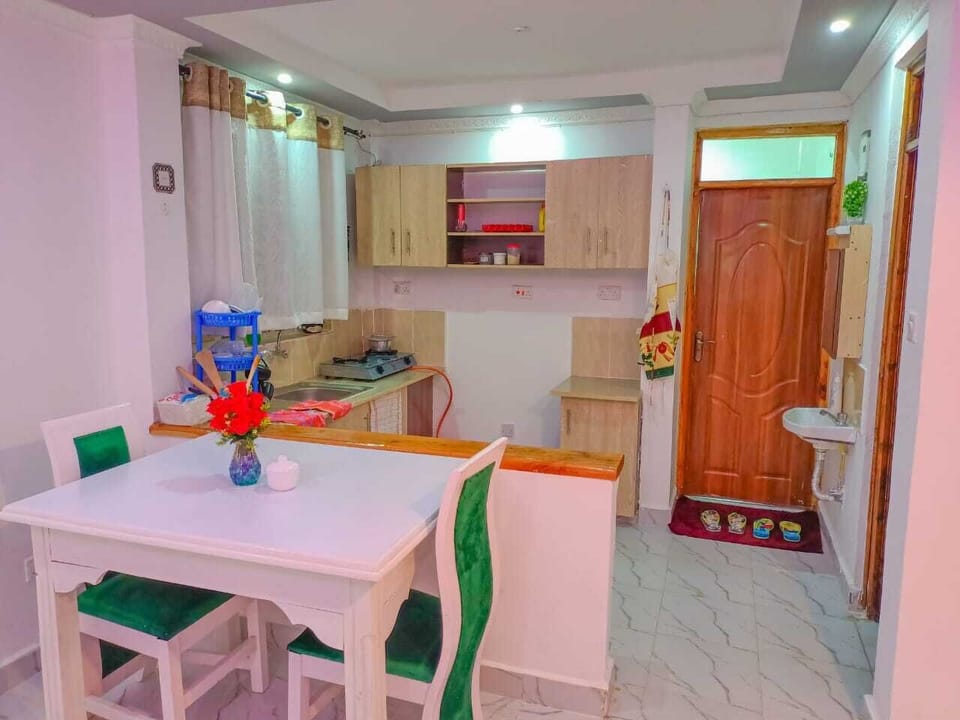 Business Apartment | Private kitchen | Fridge, microwave, cookware/dishes/utensils