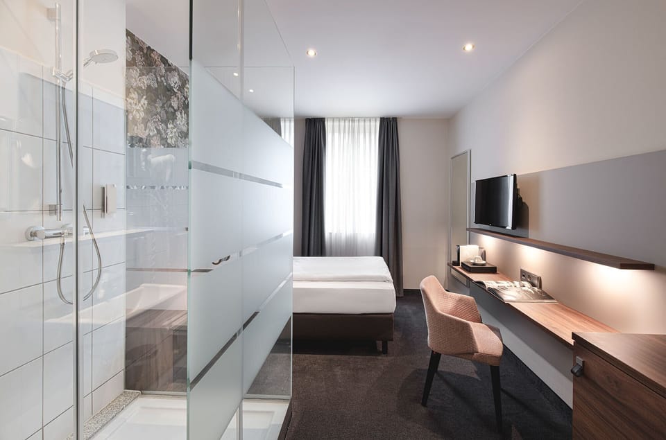 Standard Single Room | Living area | Flat-screen TV