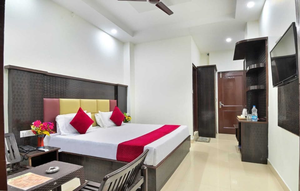 Individually furnished, desk, laptop workspace, free WiFi