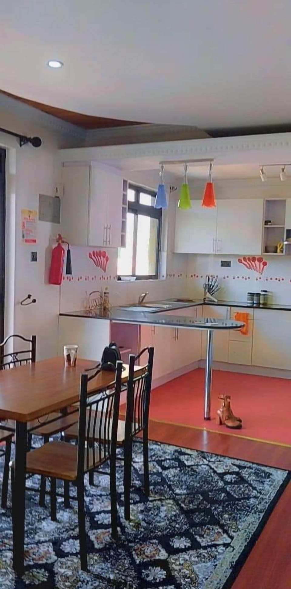 Business Apartment | Private kitchen | Fridge, microwave, cookware/dishes/utensils