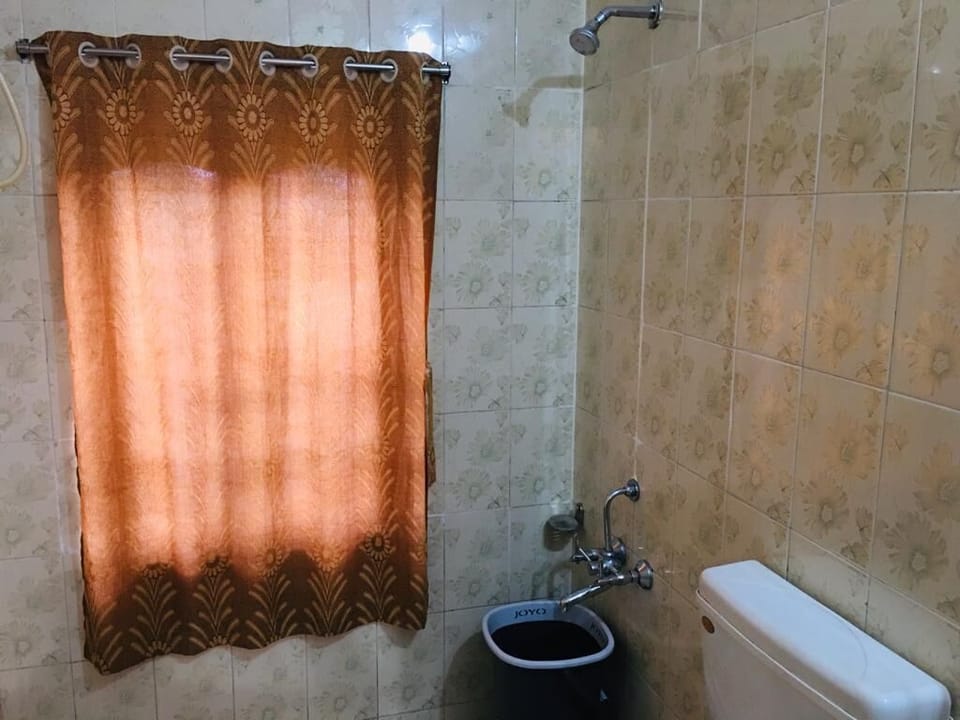 Classic Triple Room | Bathroom | Hydromassage showerhead, free toiletries, slippers, towels