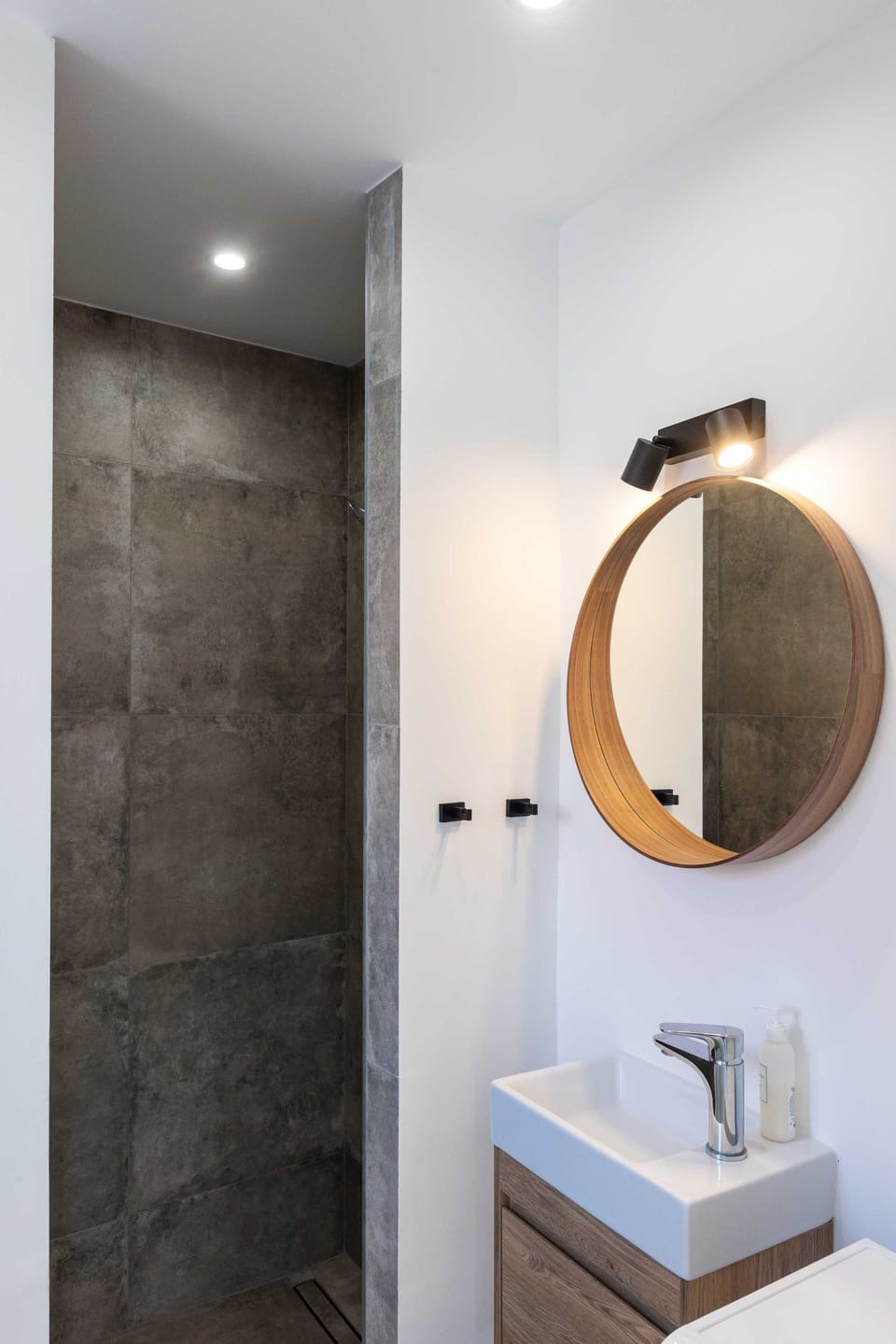 Apartment (Double room) | Bathroom | Shower, towels