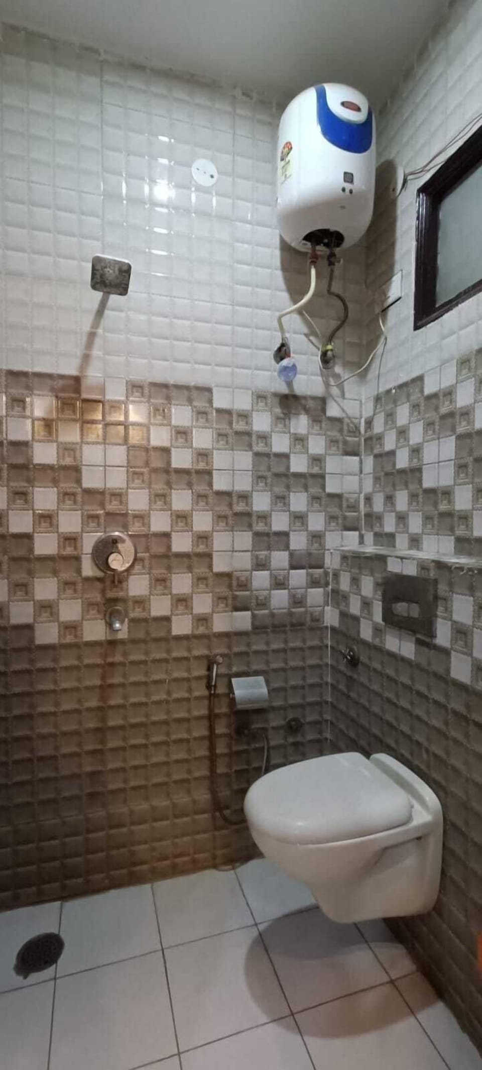 Deluxe Double Room | Bathroom | Shower, slippers, towels, soap