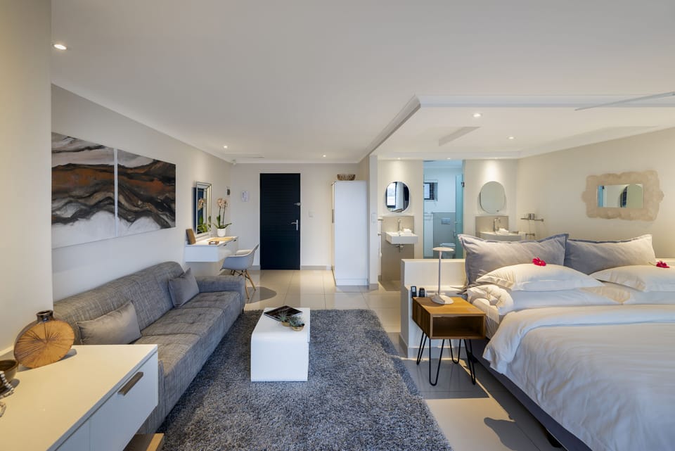 THE BLOEM SUITE FOUR  | Premium bedding, free minibar items, in-room safe, desk