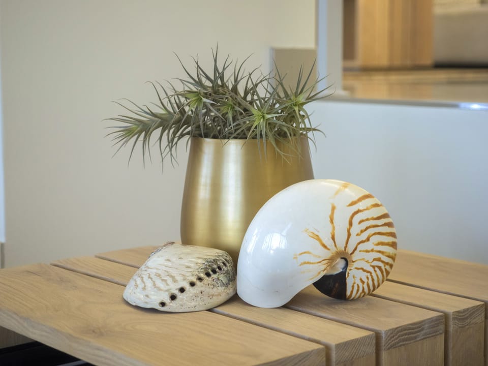 THE BLOEM SUITE FIVE  | Premium bedding, free minibar items, in-room safe, desk