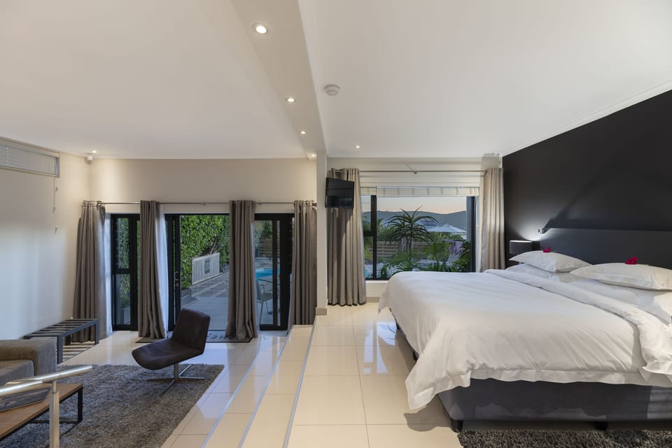 THE BLOEM SUITE ONE  | Premium bedding, free minibar items, in-room safe, desk