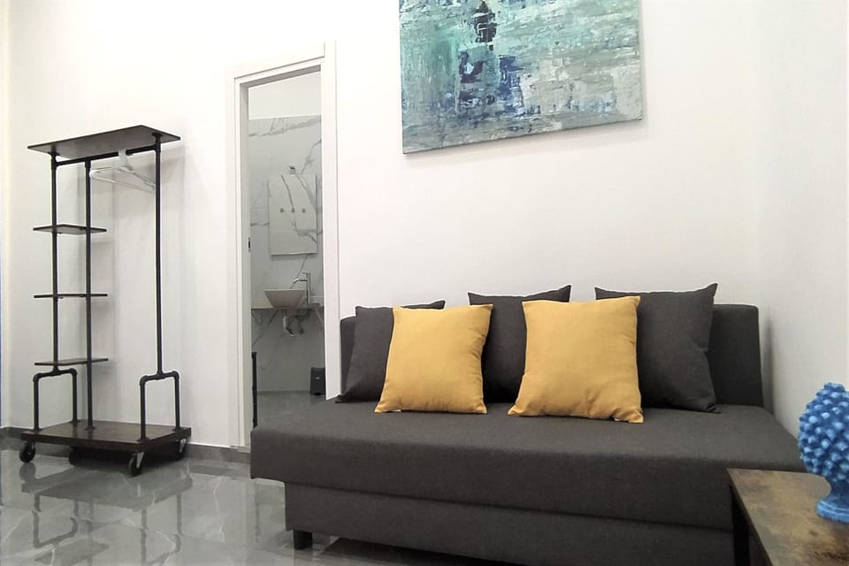 Classic Quadruple Room | Living area