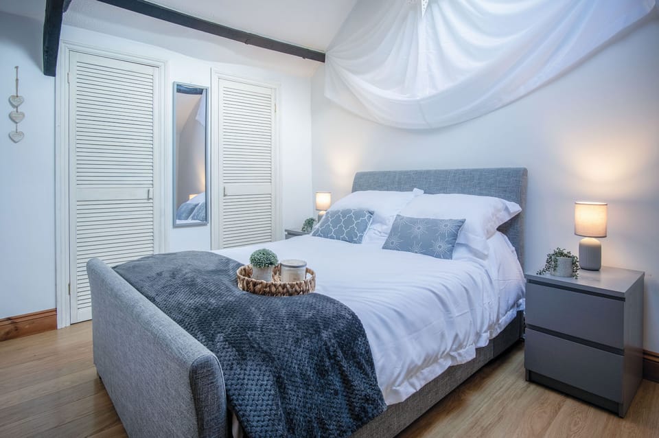Cosy At The Mews - 2 Bedroom Apartment - Tenby Apartment in Wales