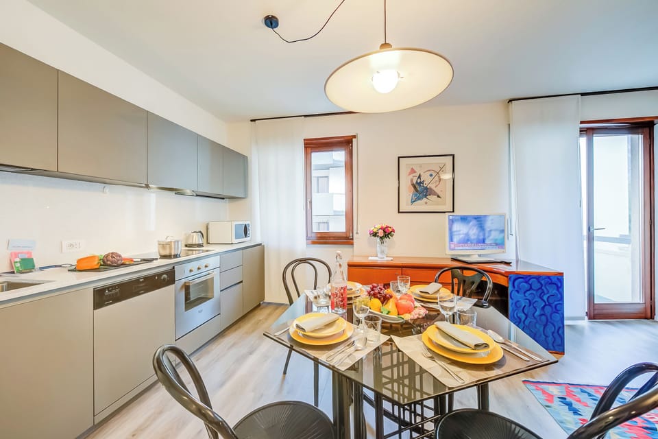 Family Apartment, Multiple Bedrooms, Refrigerator & Microwave (Domus Raffaella) | Private kitchen | Fridge, microwave, oven, stovetop