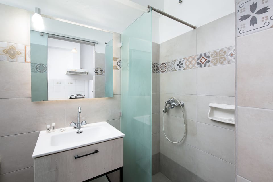 Basic Studio | Bathroom | Towels