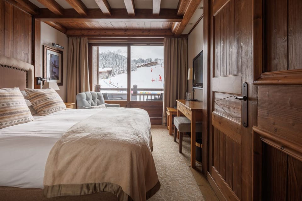 Chambre double avec Balcon et Vue Piste | Minibar, in-room safe, blackout drapes, iron/ironing board