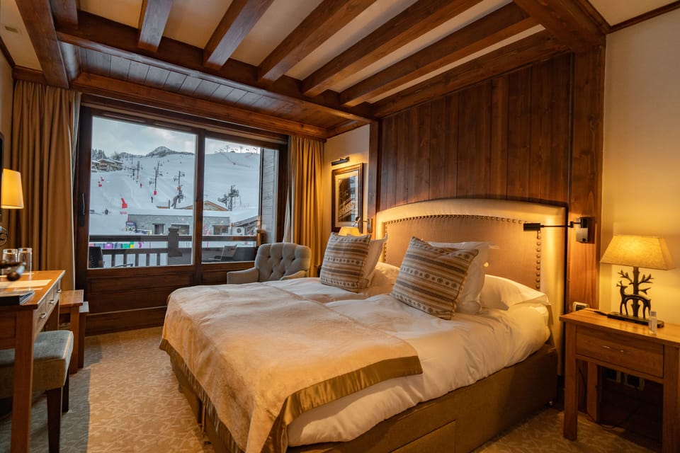 Chambre double avec Balcon et Vue Piste | Minibar, in-room safe, blackout drapes, iron/ironing board