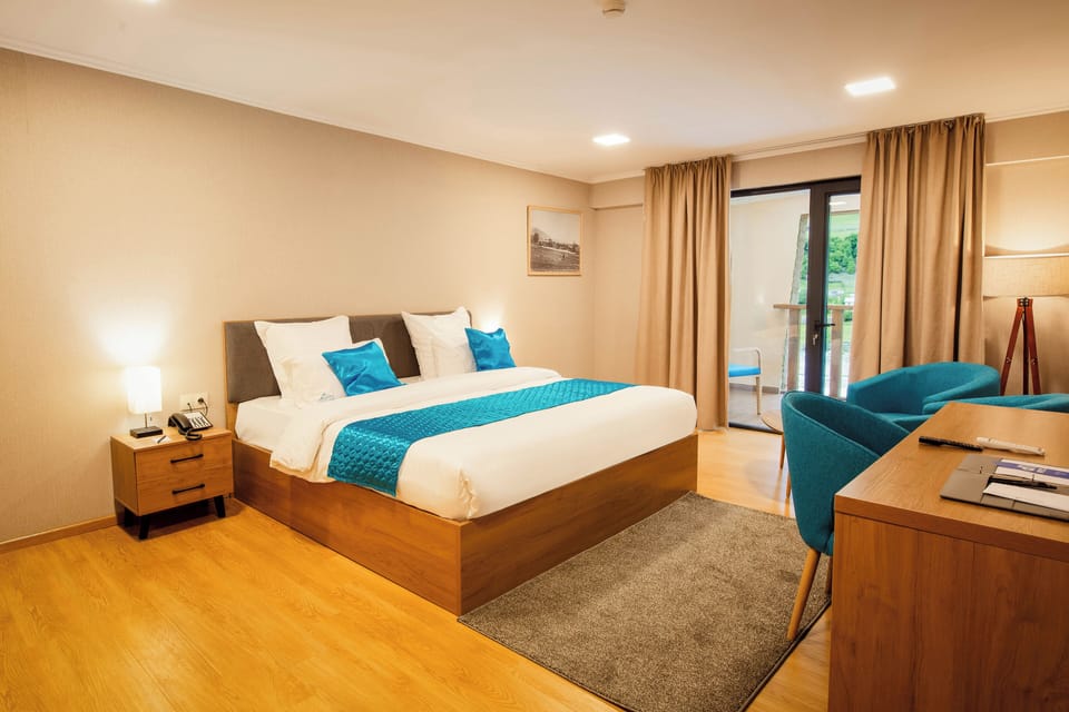Executive Suite, Mountain View | Minibar, in-room safe, desk, laptop workspace