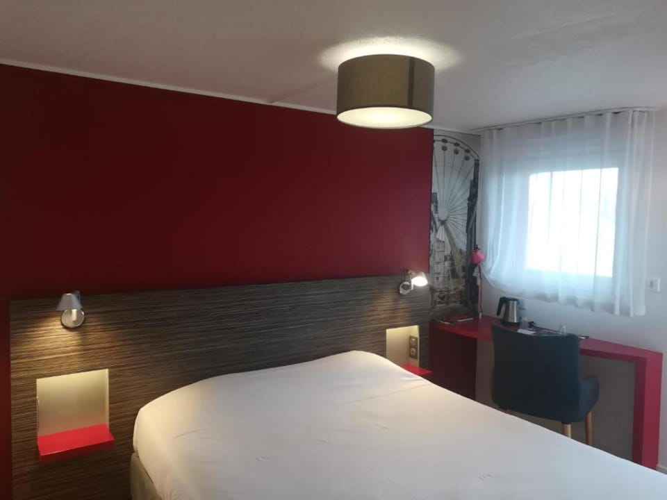 Standard Room, 1 Queen Bed | Desk, iron/ironing board, travel crib, free WiFi