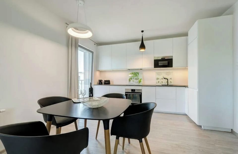Deluxe Apartment | Hypo-allergenic bedding, blackout drapes, iron/ironing board, free WiFi