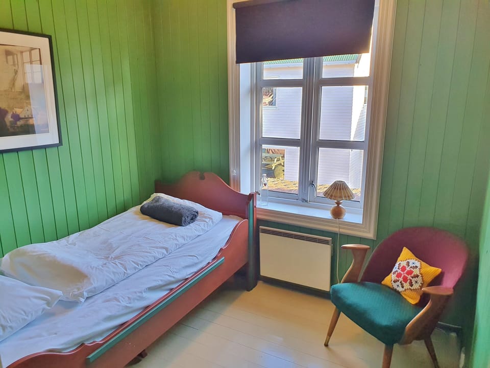 Basic Single Room | Iron/ironing board, bed sheets