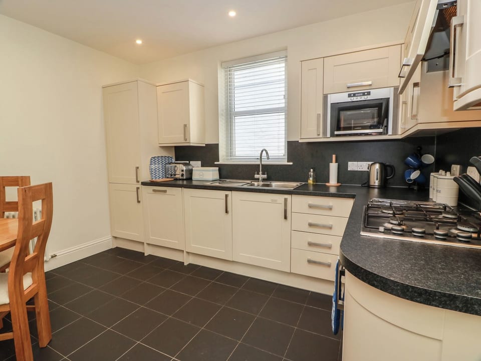 Cottage | Private kitchen | Fridge, dishwasher, toaster, cookware/dishes/utensils