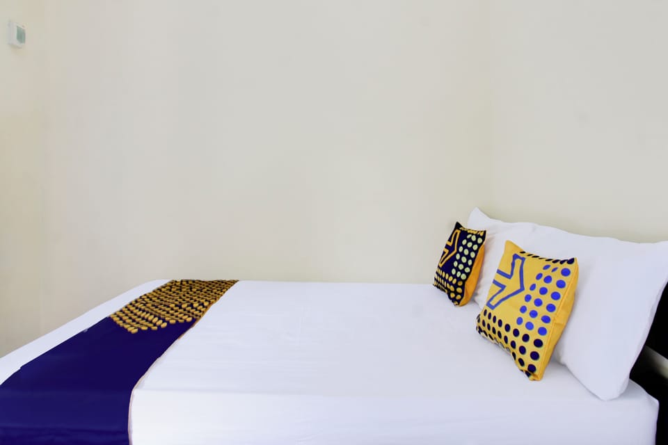 Standard Double Room | Desk, WiFi (free), bed sheets