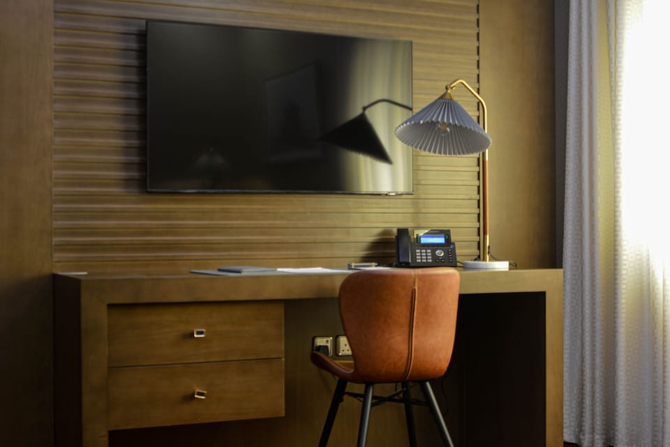 Royal Suite | Minibar, in-room safe, desk, laptop workspace
