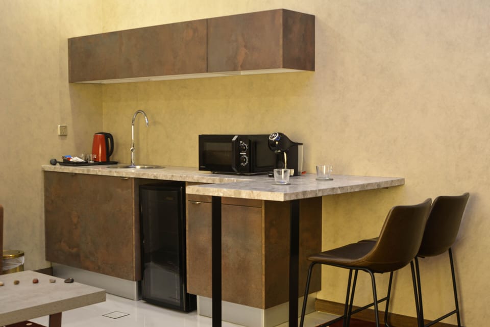 Royal Suite | Minibar, in-room safe, desk, laptop workspace
