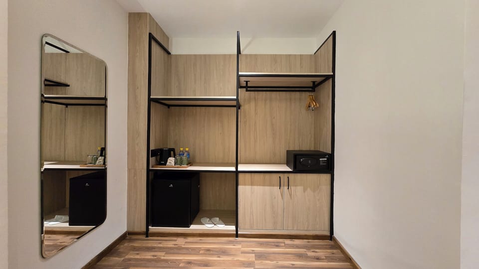 Luxury Room | Premium bedding, memory foam beds, desk, laptop workspace