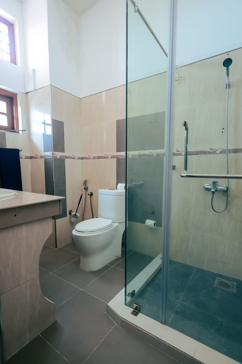 Deluxe Double or Twin Room | Bathroom | Shower, rainfall showerhead, bidet, towels