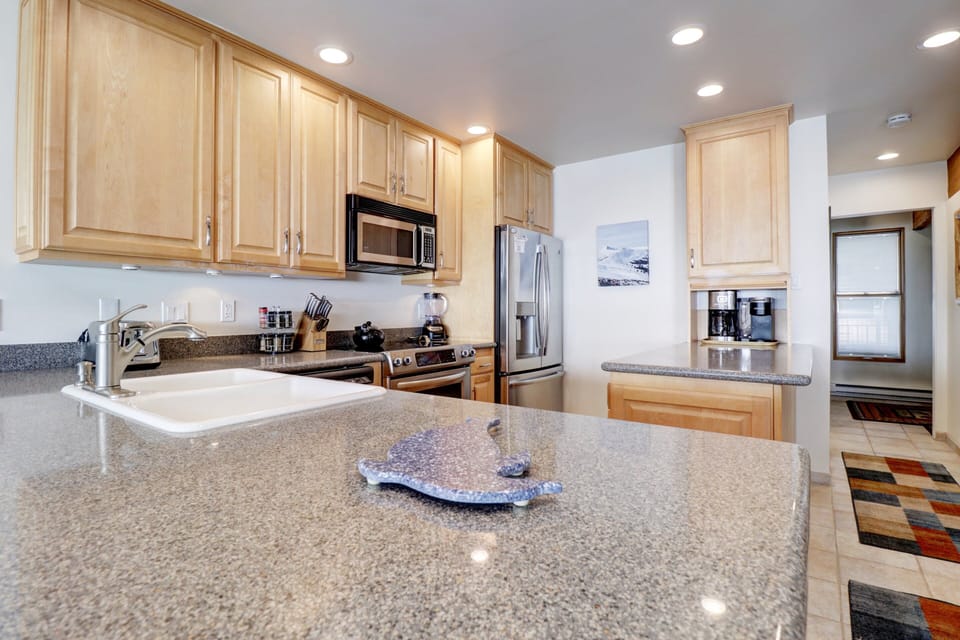 Condo, 2 Bedrooms | Private kitchen | Fridge, oven, coffee/tea maker, toaster