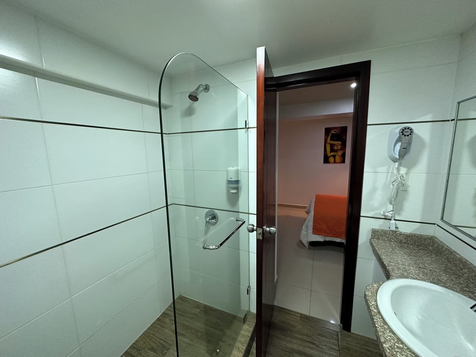 Standard Single Room | Bathroom | Shower, rainfall showerhead, towels, soap