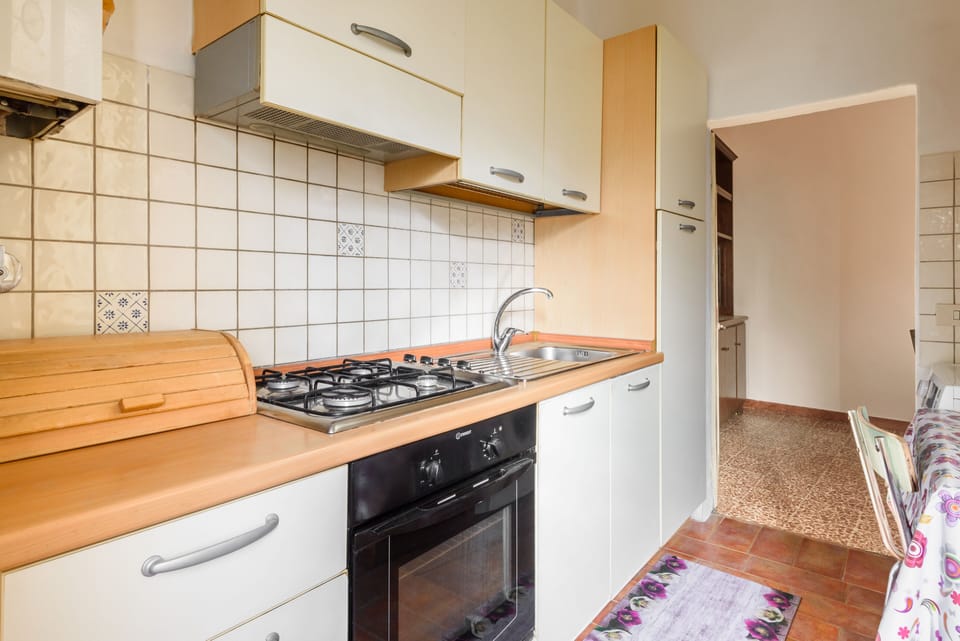Basic Apartment | Private kitchen | Fridge, oven, stovetop, cookware/dishes/utensils