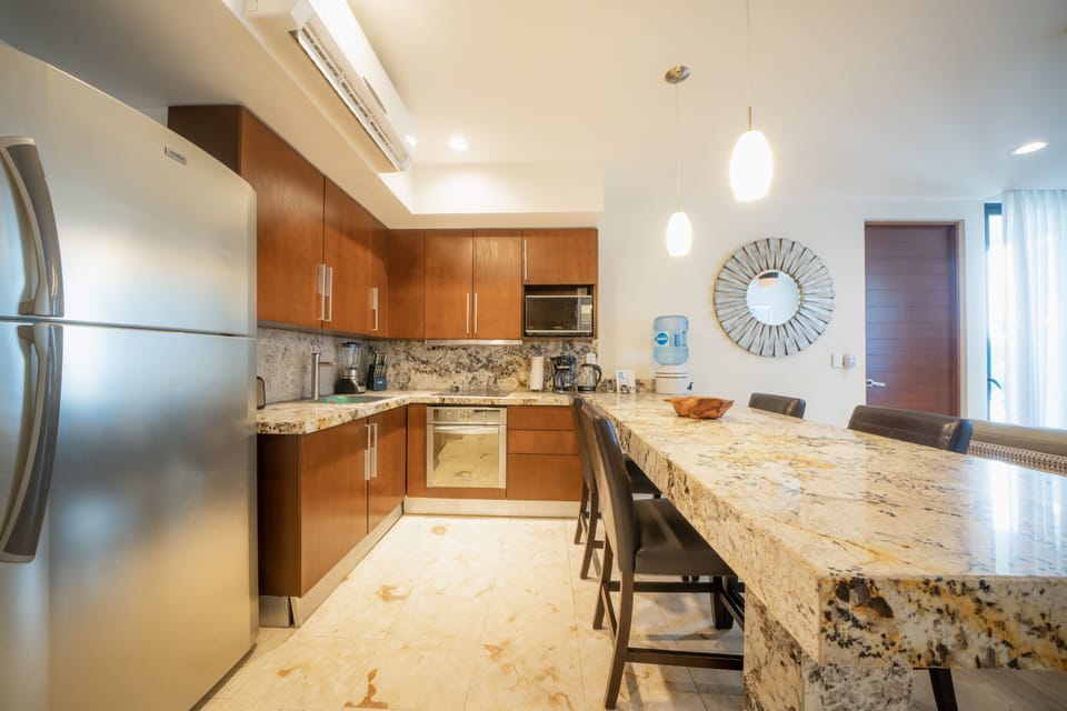 Deluxe Apartment | Private kitchen | Full-size fridge, microwave, toaster, blender
