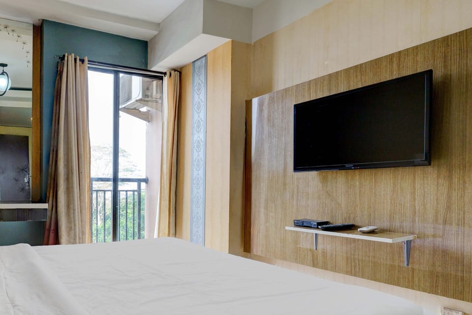 Standard Double Room | Desk, bed sheets