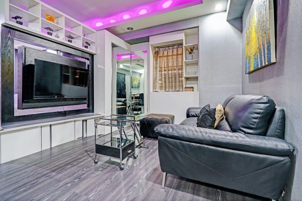 Deluxe Double Room | Living area | 32-inch flat-screen TV with cable channels