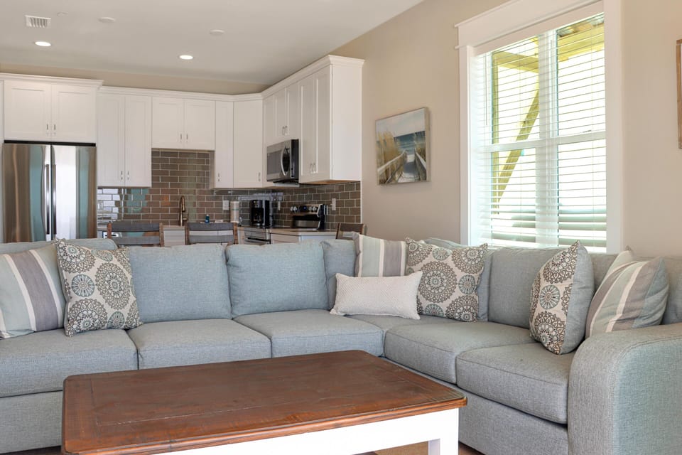 House, Multiple Beds (The Great White 2) | Living area