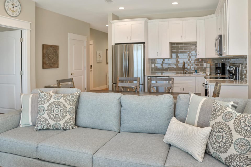 House, Multiple Beds (The Great White 2) | Living area