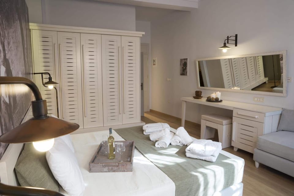 Down comforters, in-room safe, desk, soundproofing