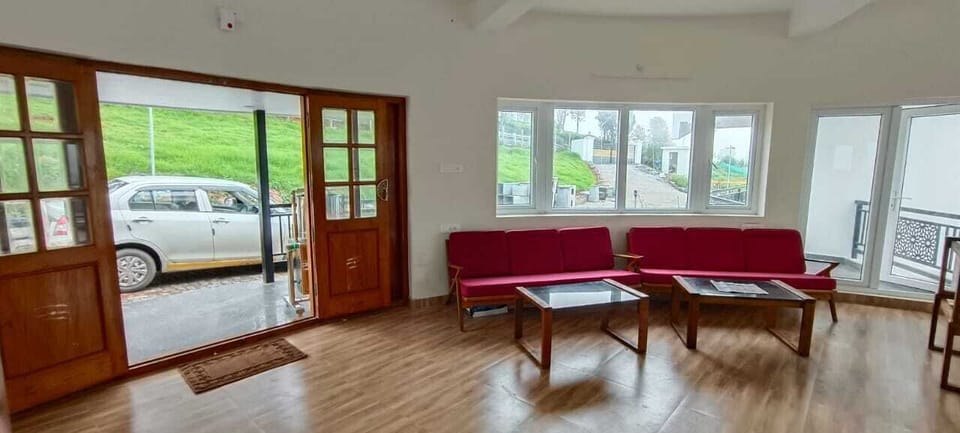 Deluxe Room | Living area | 32-inch LED TV with satellite channels