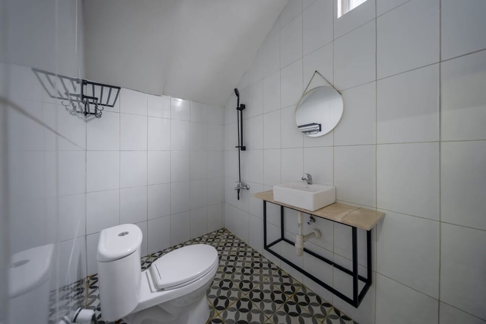 Premium Room | Bathroom | Shower, hydromassage showerhead, free toiletries, towels