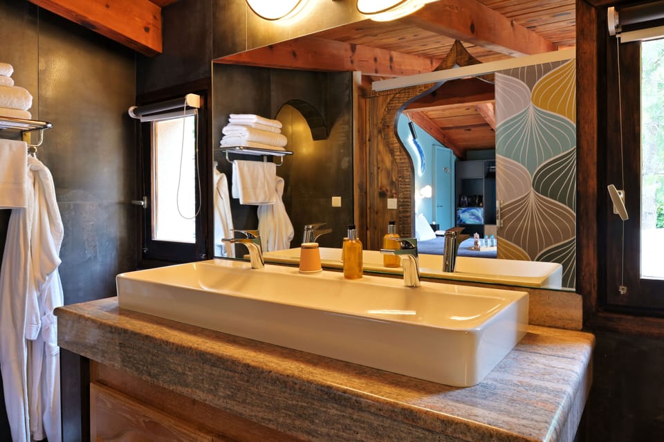 Romantic Quadruple Room | Bathroom | Shower, rainfall showerhead, free toiletries, hair dryer