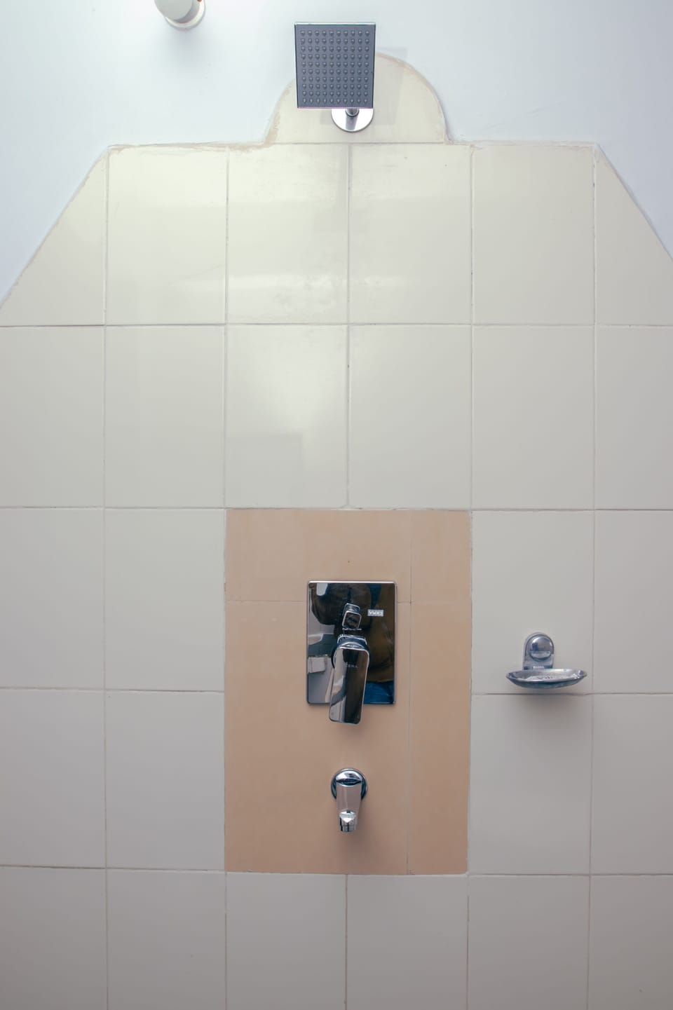 Shower, rainfall showerhead, free toiletries, hair dryer