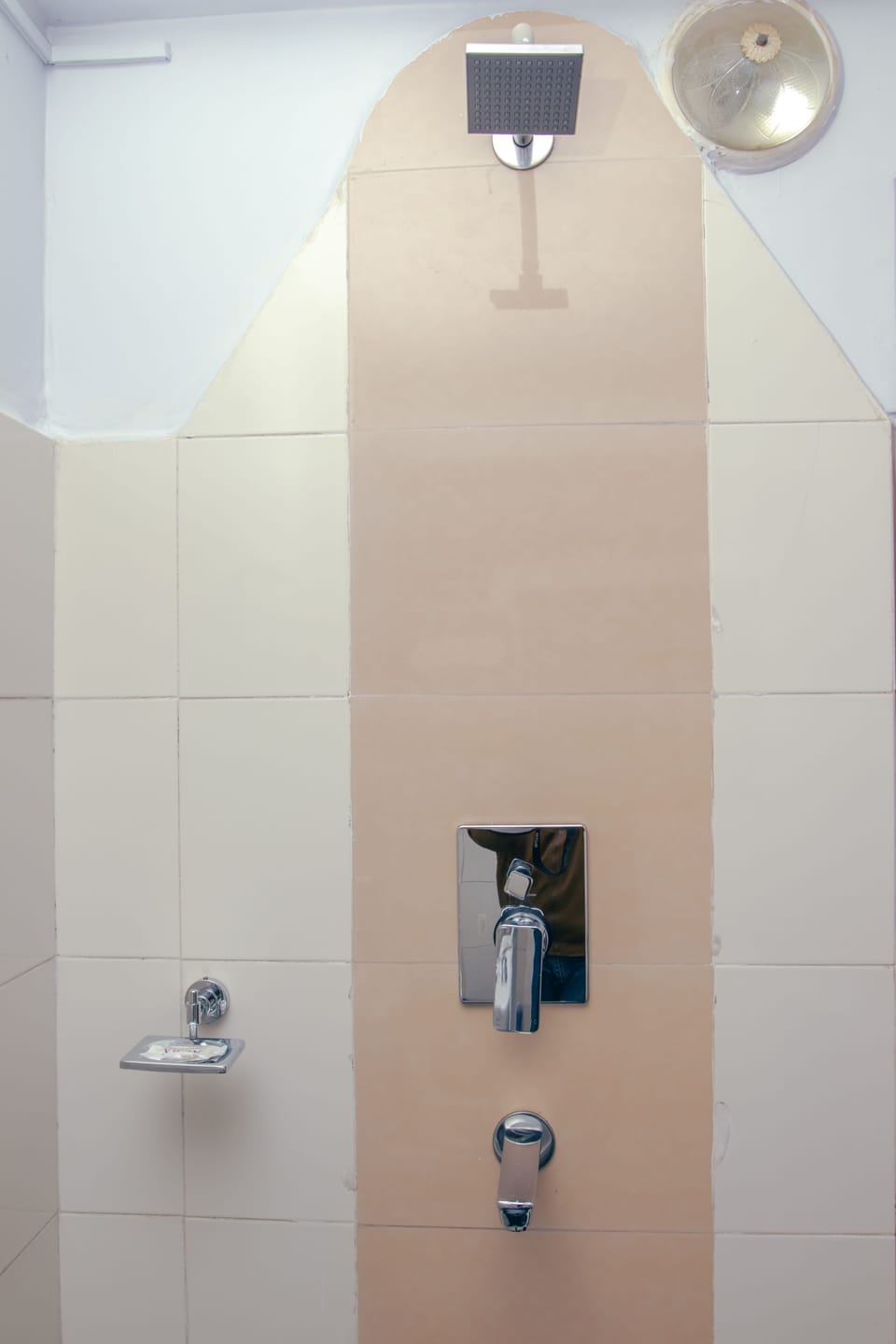 Shower, rainfall showerhead, free toiletries, hair dryer