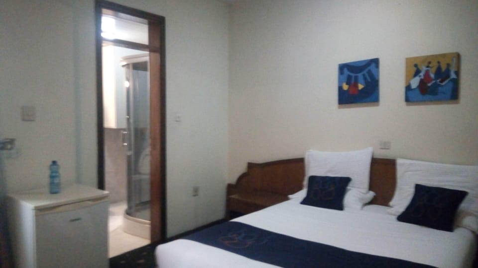 Basic Room | Bathroom | Slippers, towels