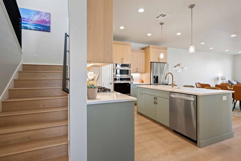 Townhome, 5 Bedrooms | Private kitchen | Fridge, oven, coffee/tea maker, toaster