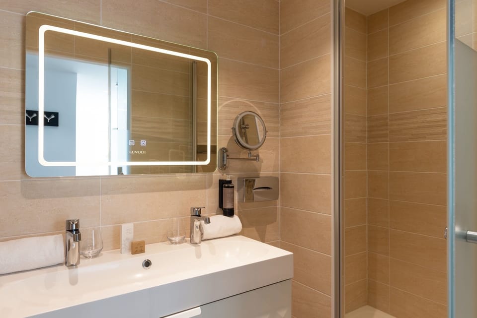 Junior Room | Bathroom | Shower, hair dryer, towels, soap