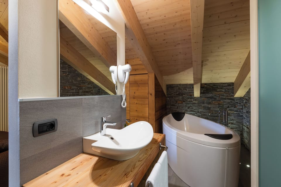 Junior Suite | Bathroom | Free toiletries, hair dryer, bidet, towels