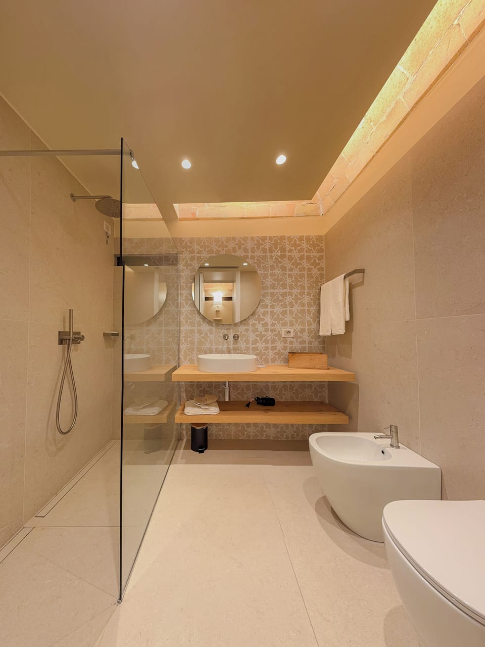 Shower, rainfall showerhead, free toiletries, hair dryer