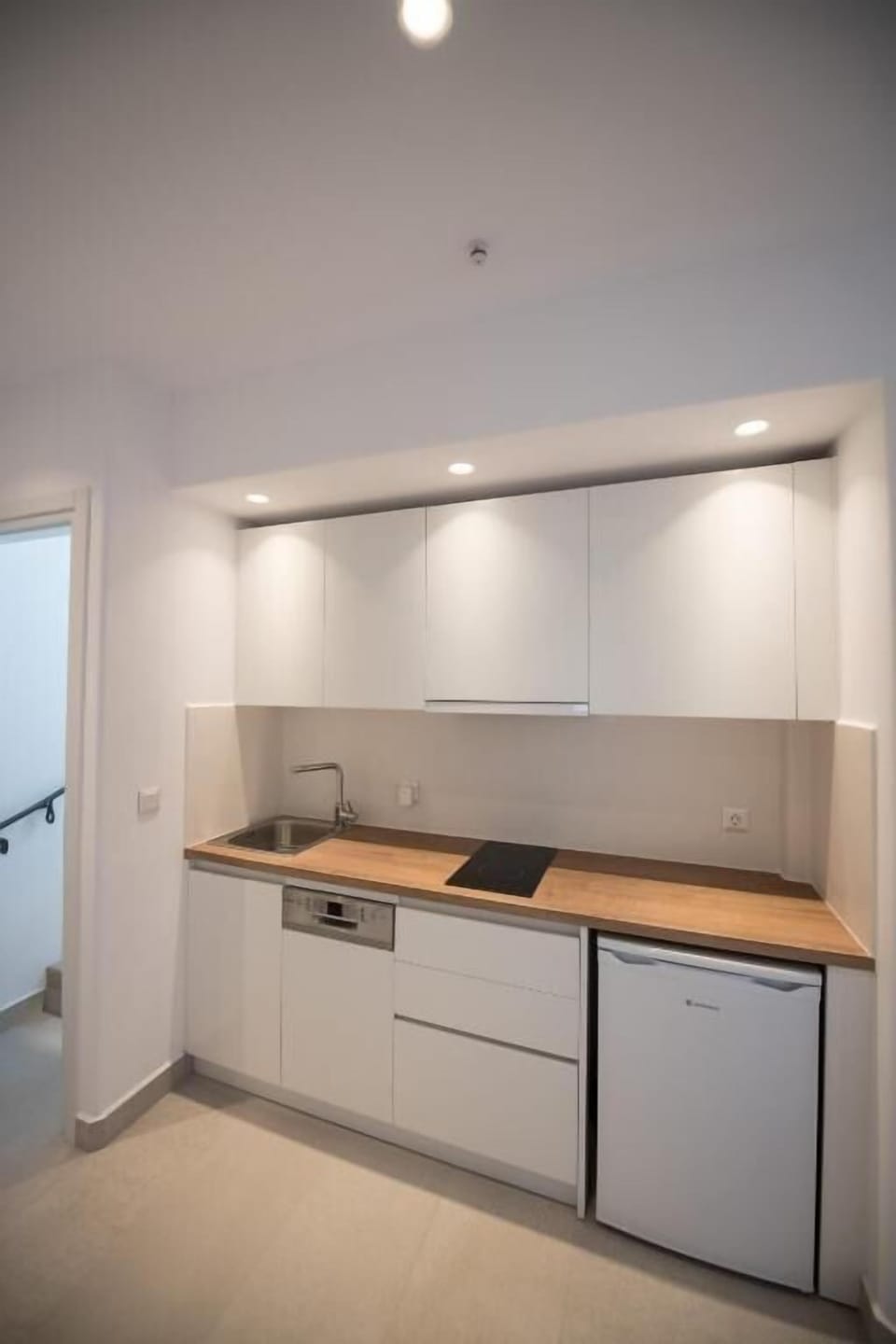 Panoramic House | Private kitchen | Full-size fridge, microwave, oven, stovetop