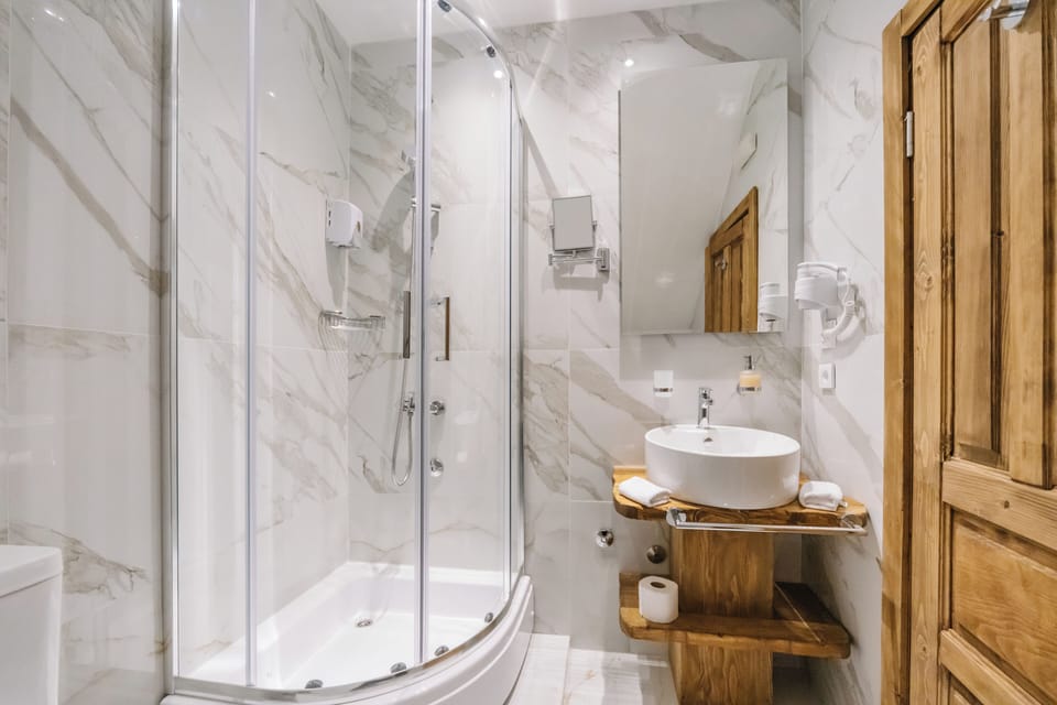 Presidential Apartment | Bathroom | Shower, hair dryer, bathrobes, slippers
