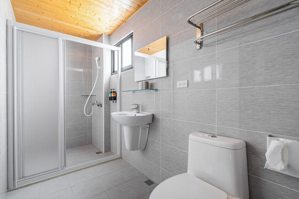 Deluxe Double Room with Sea View and Balcony | Bathroom | Shower, hair dryer, slippers, towels